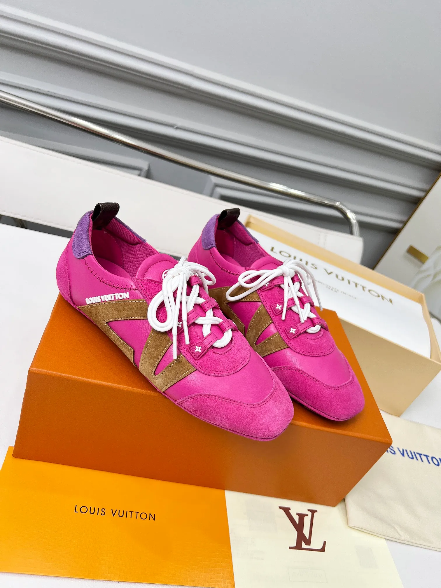 👟👟Ex-factory price 600👟👟 LV Sneakerina ballet-style sneakers are made of soft sheepskin and suede cow leather trimmings, and Monogram canvas is used to write the LV letters on the side, combining the light structure of ballet shoes with the comfortable texture of sneakers. Sacchetto craftsmanship and an injection-molded outsole complete the package, allowing for flexibility in a variety of looks. Code number: 35~41, colors are being updated...